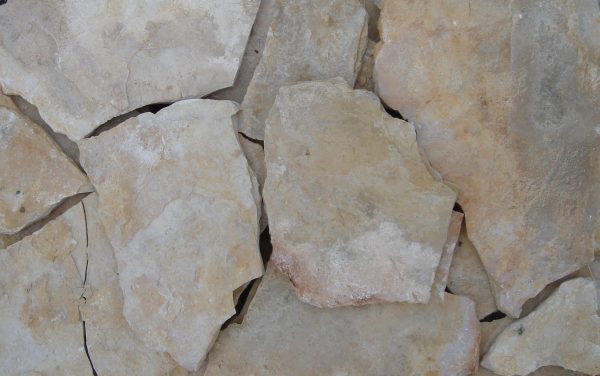 Szabálytalan sárgás színű kő változó 2 és 3 cm vastagságon belül. Alkalmas kültéren és beltéren egyaránt,változó fugamérettel. Jól beágyazva lábazatokon és bejárókon egyaránt alkalmas olcsó és szép megoldáSzabálytalan sárgás színű kő változó 2 és 3 cm vastagságon belül. Alkalmas kültéren és beltéren egyaránt,változó fugamérettel. Jól beágyazva lábazatokon és bejárókon egyaránt alkalmas olcsó és szép megoldás kerti grillek kialakítása körül. 100 m2 vásárlása felett kedvezménys kerti grillek kialakítása körül.