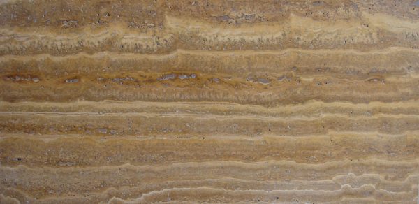 Rendkívül feltűnő mintázatú polírozott csíkos sárgás erezetű travertin 60*30*1,2 cm méretben padló és falburkolatok egyedi szemet oda vonzó kivitelezésére. 100 m2 vásárlása felett egyedi kedvezmény