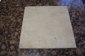 KRT43 SPRENGELT 40,6x40,6x1,2cm BÉZS TRAVERTIN